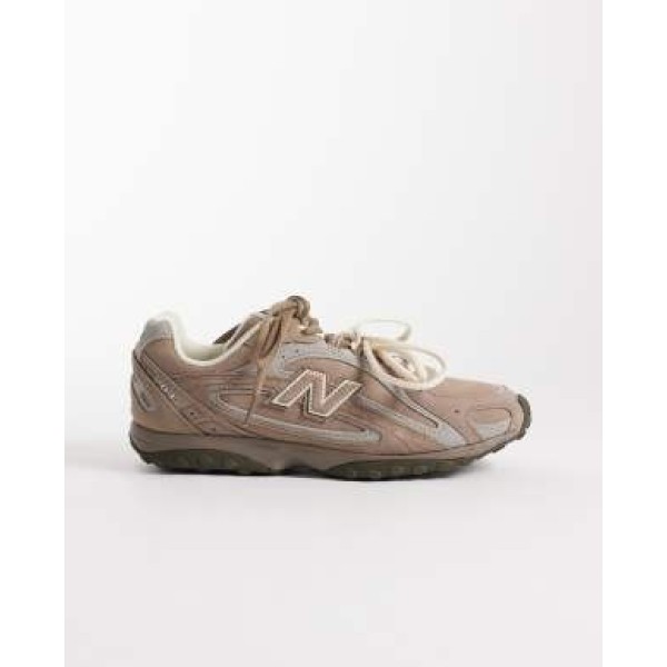 New Balance 204L sneakers in brown